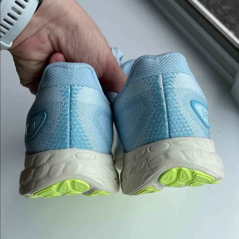 New Balance Women's Light Blue Athletic Shoes 680 Size 9 NWOB